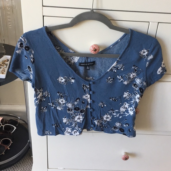 Kendall & Kylie Tops - 🚫BUNDLED🚫Blue floral crop top
